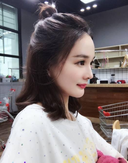 這位小美眉是楊冪的某個替身，能量巨大，僅憑這一張照片，就引來了全民圍觀。