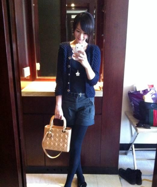 也并不是全網(wǎng)夸，也有嘲的，比如下面這位網(wǎng)友就嘲她“替了一個鏡頭就跟狗皮膏藥一樣粘上了，服了?！编?，小編也服了。