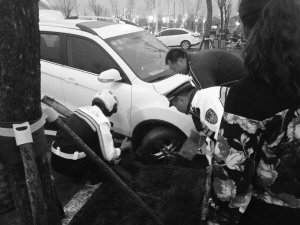 交警正在幫忙移出被困車輛。（謝華聰供圖）