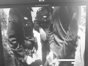 男子偷電瓶被抓。（視頻截圖）