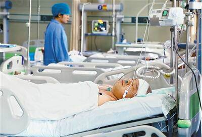 　昨日，寇學(xué)功在醫(yī)院重癥病房接受救治。 記者 謝偉 攝