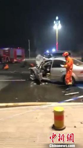 圖為救援人員在事故現(xiàn)場開展救援。消防部門供圖