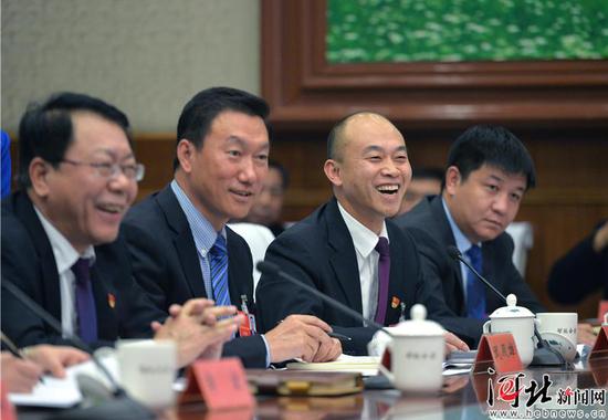 張家口代表團代表熱議民心工程。記者 田明 趙海江攝